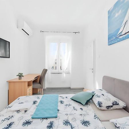 Little Flower City Studio 5 - Rijeka Rent Bagian luar foto