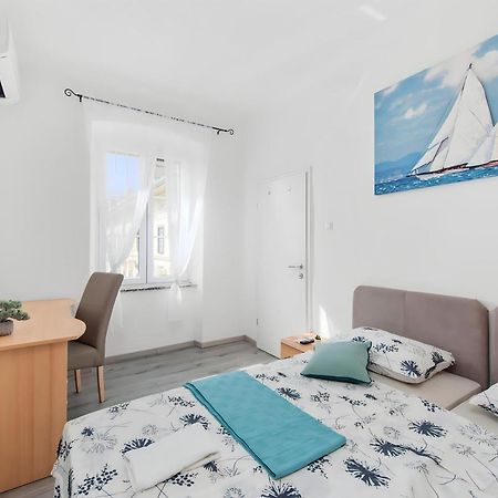 Little Flower City Studio 5 - Rijeka Rent Bagian luar foto