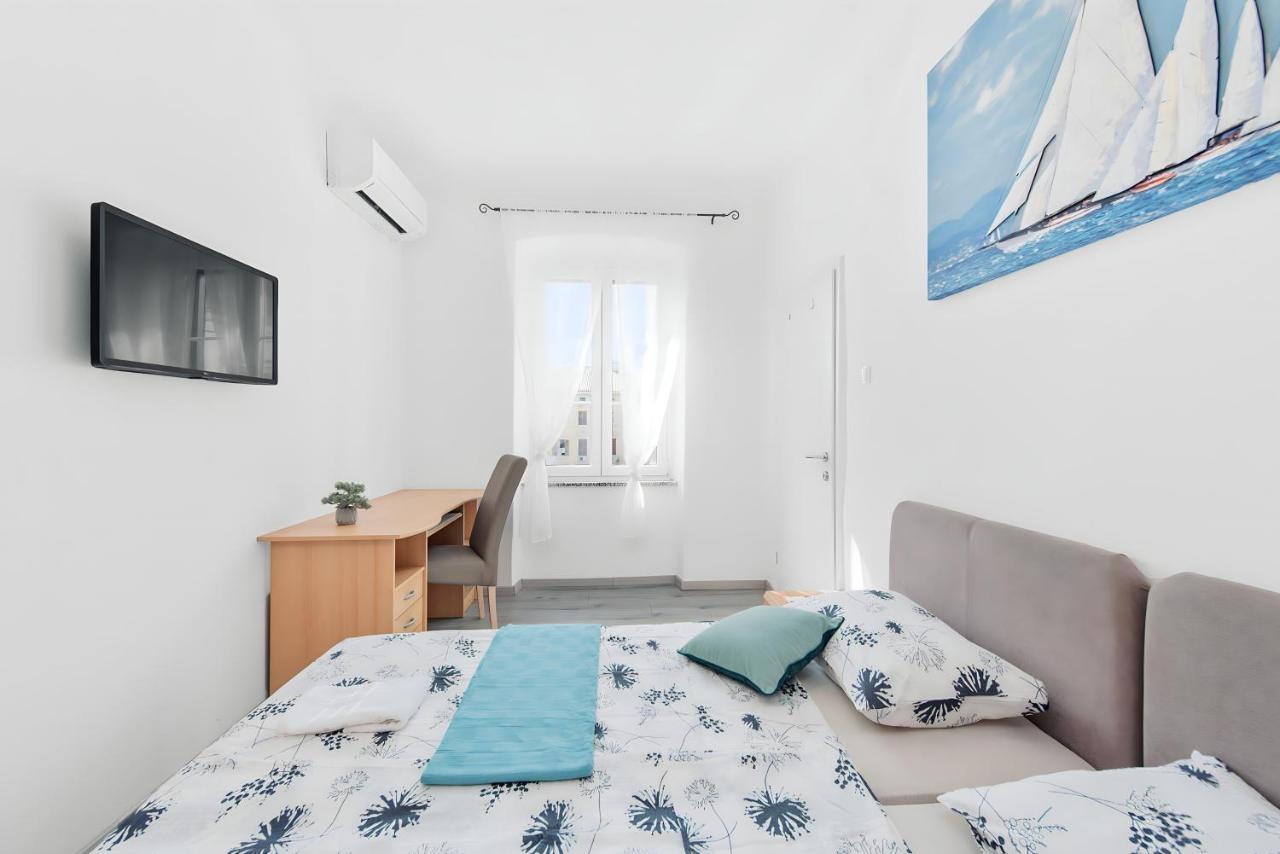 Little Flower City Studio 5 - Rijeka Rent Bagian luar foto