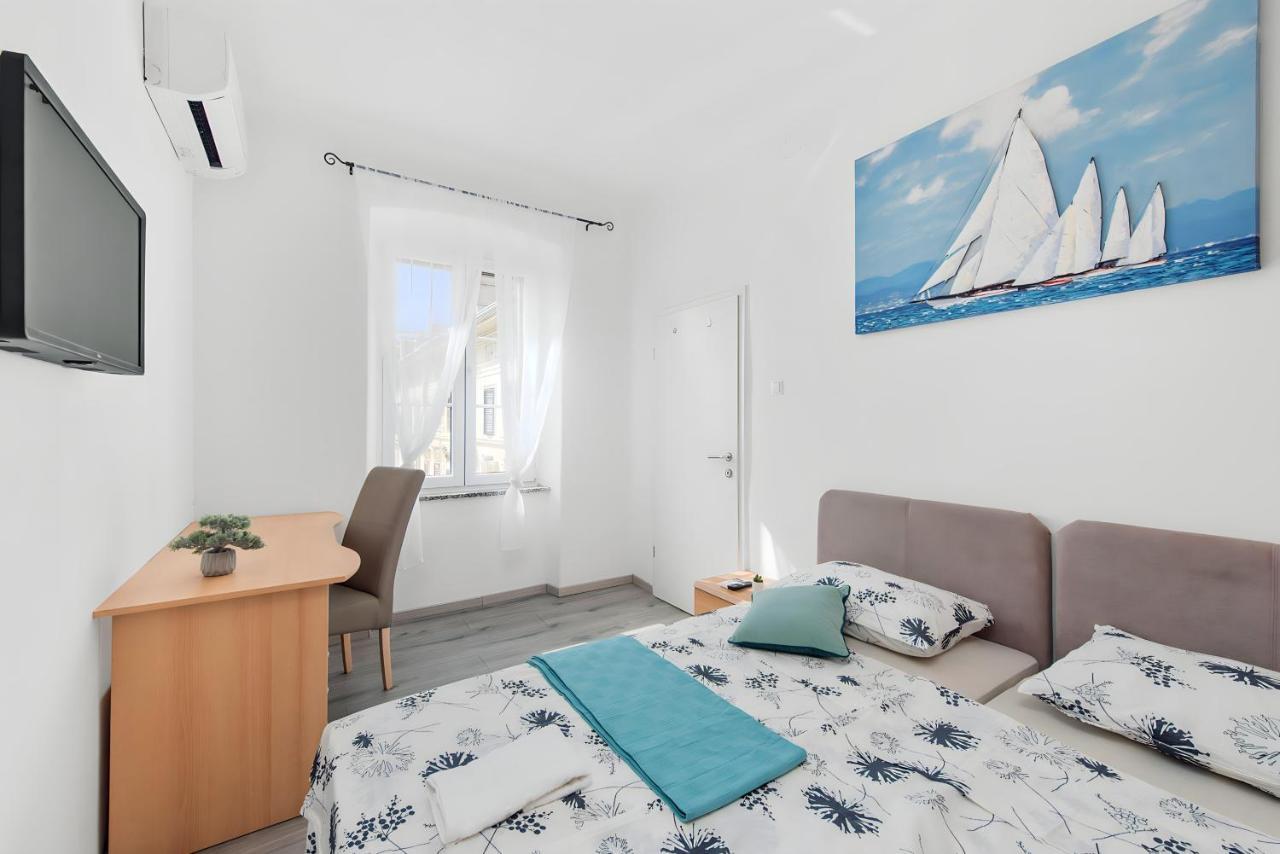 Little Flower City Studio 5 - Rijeka Rent Bagian luar foto